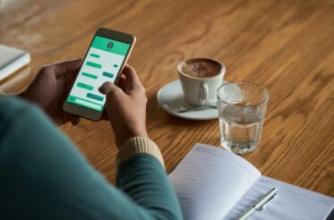 La WhatsApp Automation è l’insieme di strumenti e tecnologie che consentono di gestire automaticamente le conversazioni su WhatsApp, senza la necessità di intervento umano in ogni fase.